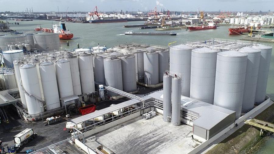 Dekker wil capaciteit tankopslag haven Rotterdam verdubbelen