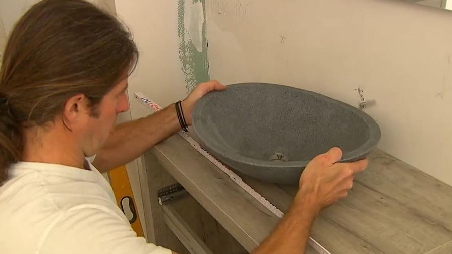 Comment installer un meuble de lavabo flottant?