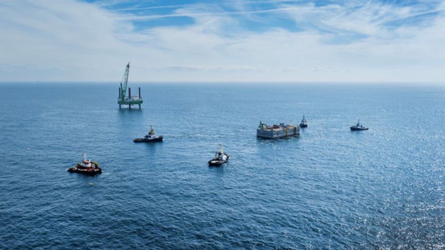 Eerste bouwstenen Belgisch energie-eiland met succes in Noordzee geplaatst