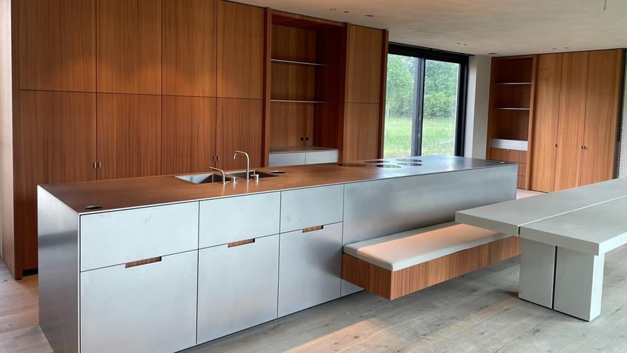0,1 mm precisie in maatwerkkeuken uit inox en mahonie
