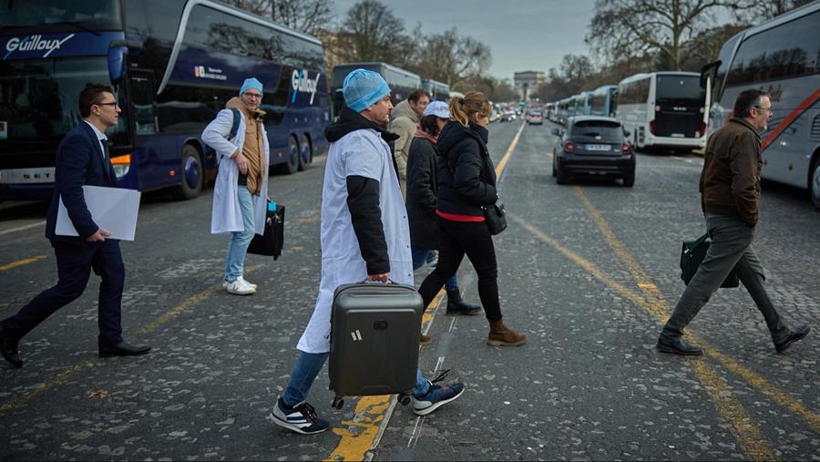 En France, des réquisitions musclées de médecins médusent les syndicats (témoignages)